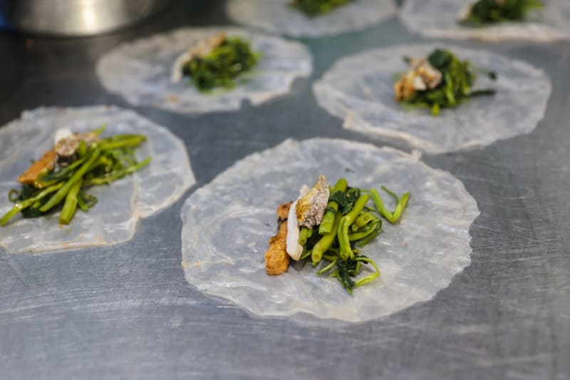 Turn the alley to enjoy the famous Ms. Huong vermicelli roll salad, Tan Binh 4