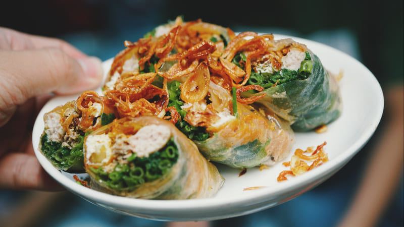 Turn the alley to enjoy the famous Ms. Huong vermicelli roll salad, Tan Binh 5