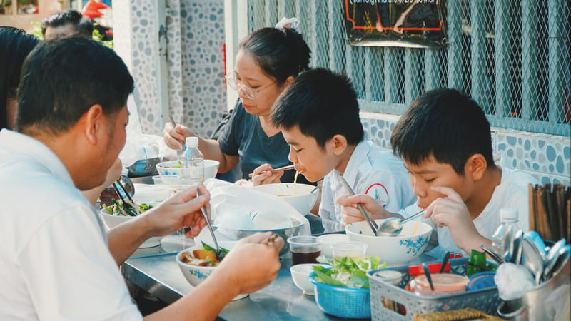 Turn the alley to enjoy the famous Ms. Huong vermicelli roll salad, Tan Binh 7