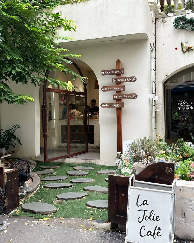 Explore La Jolie Café, a fairy tale garden in the heart of Hanoi 2