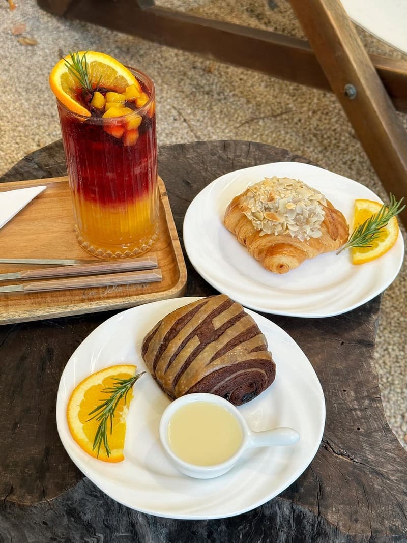 Explore La Jolie Café, a fairy tale garden in the heart of Hanoi 4