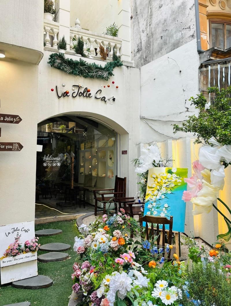 Explore La Jolie Café, a fairy tale garden in the heart of Hanoi 5