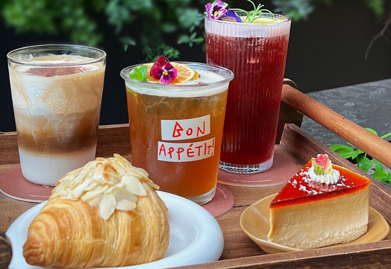 Visit Moment Of Life: Luxurious coffee shop with orange-brown tones 4
