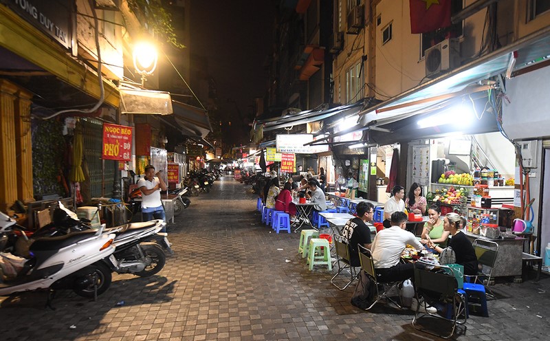 Experience Hanoi's famous delicious Tong Duy Tan food street 2
