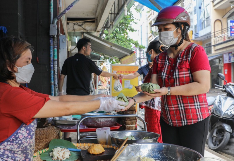 Discover the most popular and delicious lotus leaf sticky rice in Saigon 11