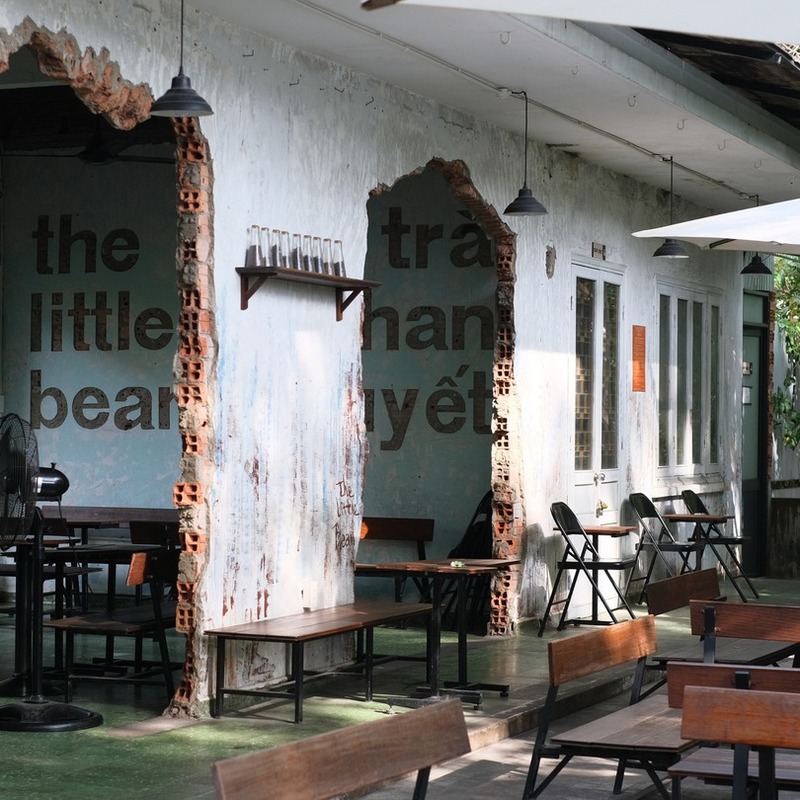 The Little Bean Coffee: Tropical garden in an old building 2