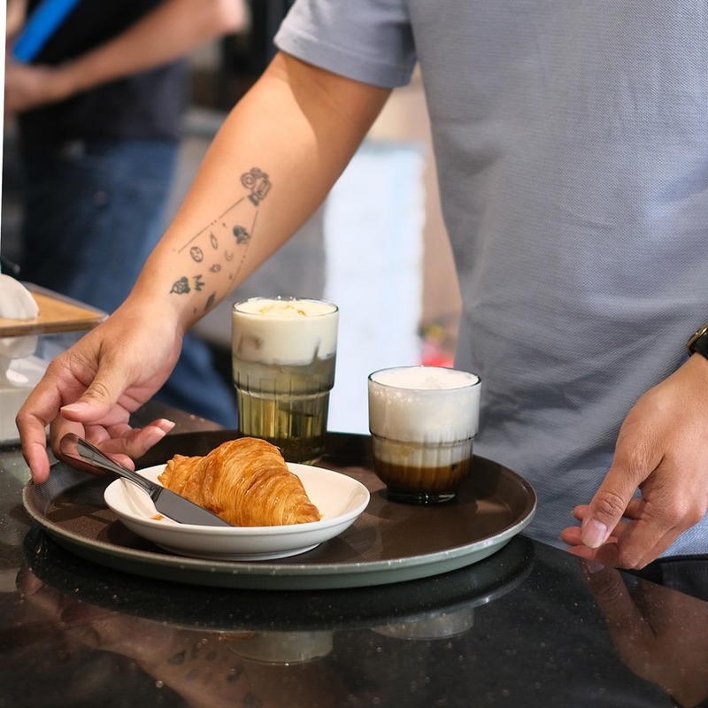 The Little Bean Coffee: Tropical garden in an old building 6