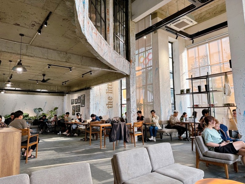 The Little Bean Coffee: Tropical garden in ancient building 11