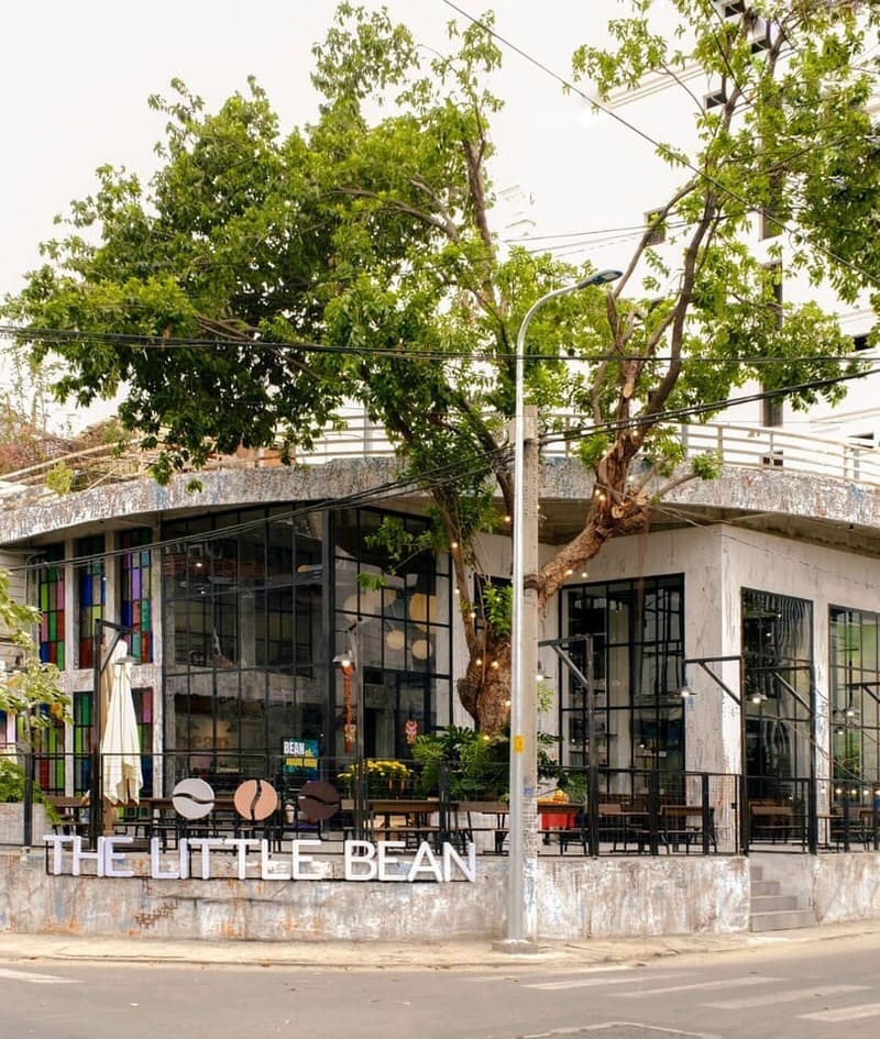 The Little Bean Coffee: Tropical garden in an old building 12
