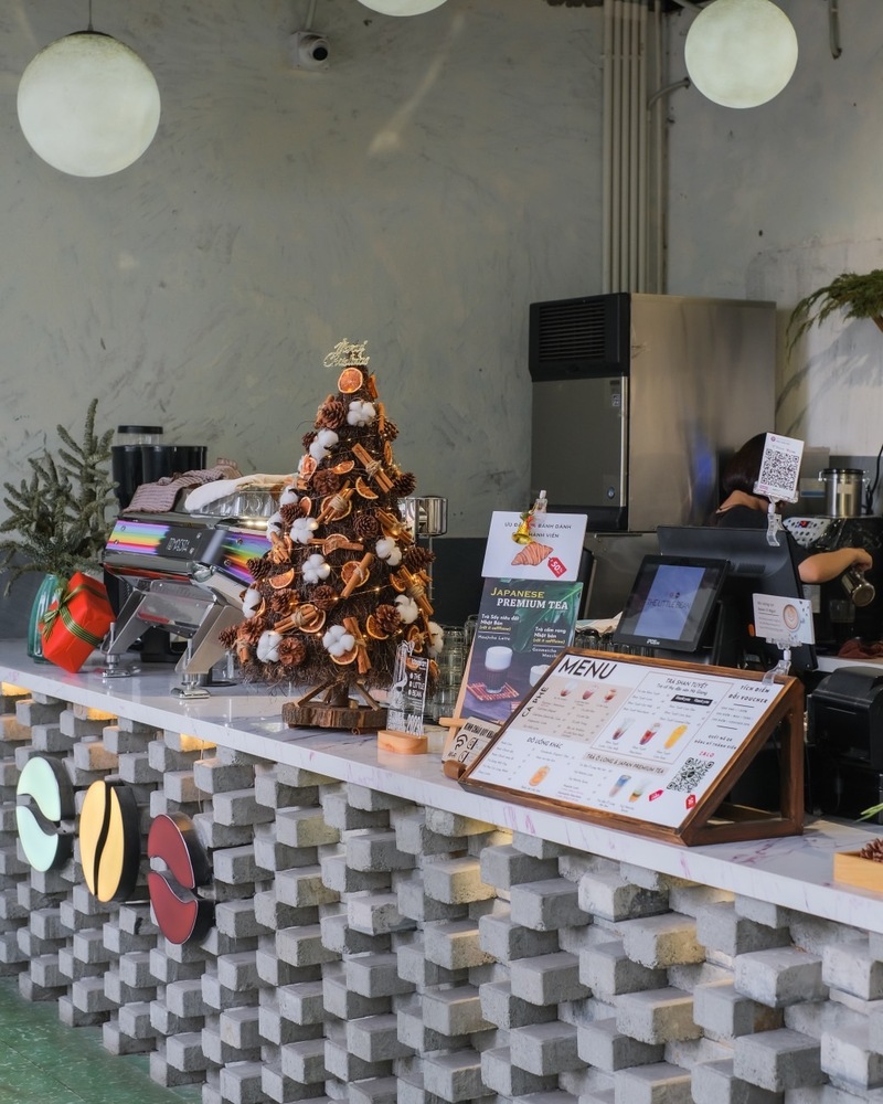 The Little Bean Coffee: Tropical garden in an old building 3