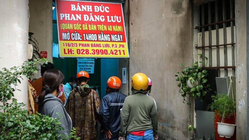 Try Phan Dang Luu's banh duc with the fun of the shop owner 3