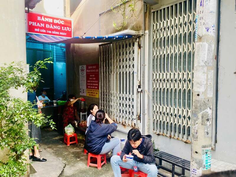 Try Phan Dang Luu's banh duc with the fun of the shop owner 4