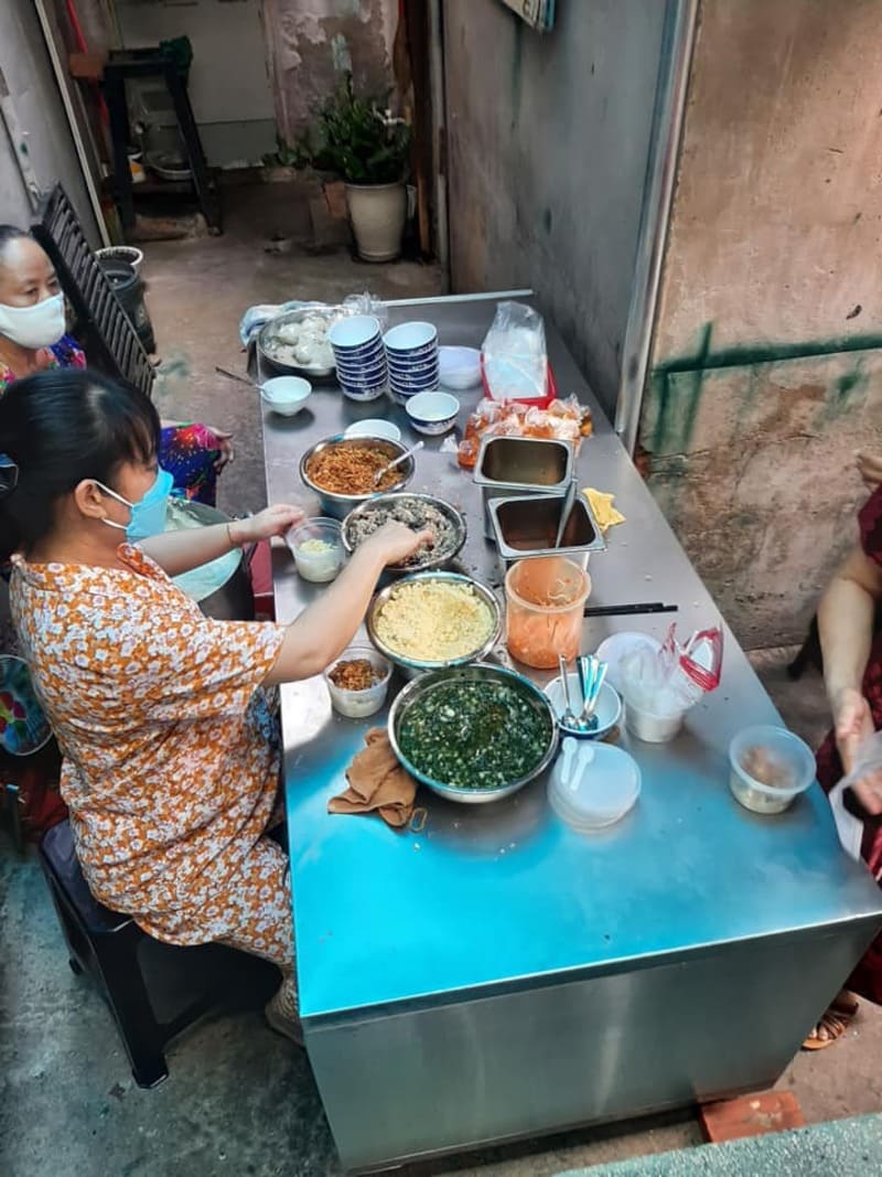 Try Phan Dang Luu's banh duc with the fun of the shop owner 6