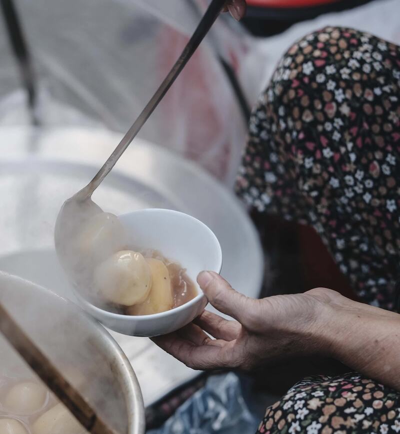 Enjoy Hanoi floating cake on a warm winter day 2
