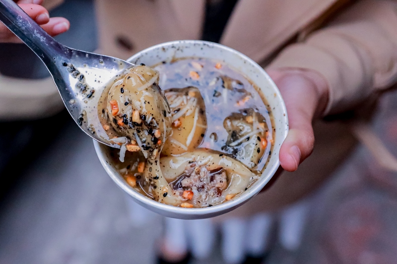 Enjoy Hanoi floating cake on a warm winter day 4
