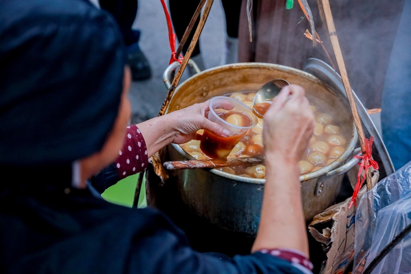 Enjoy Hanoi floating cake on a warm winter day 5