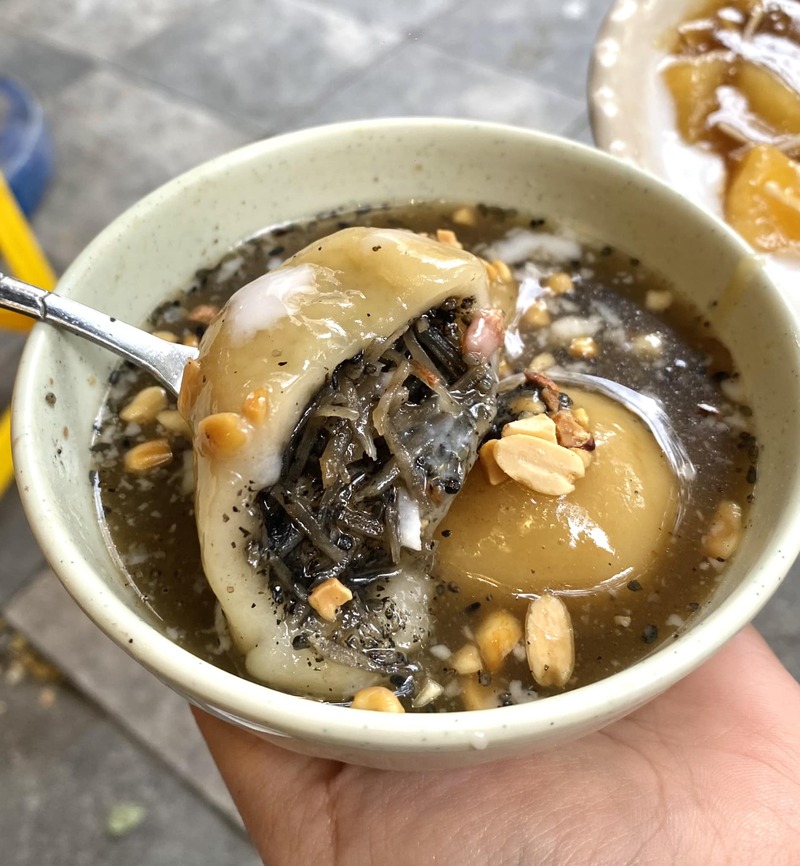 Enjoy Hanoi floating cake on a warm winter day 8