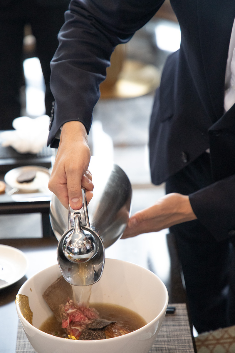 Come to Oriental Pearl to enjoy the most expensive Landmark pho in Vietnam 13