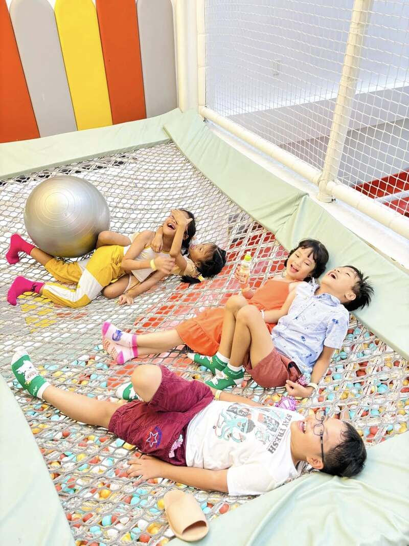 Suggested 9 cafes with play areas for children to have fun and keep the whole family healthy 10
