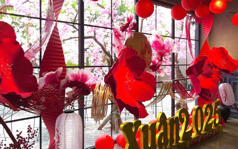 Tell you 8 cafes open during Tet in Saigon 4