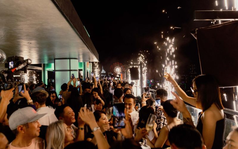 Check out the chillest rooftop bars in Saigon 2
