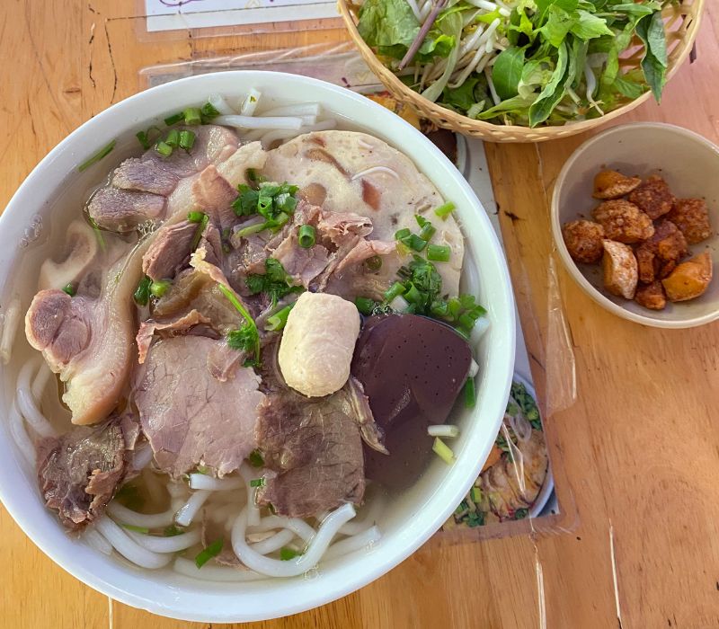 Hue beef noodle shops for the team love the ancient taste 7