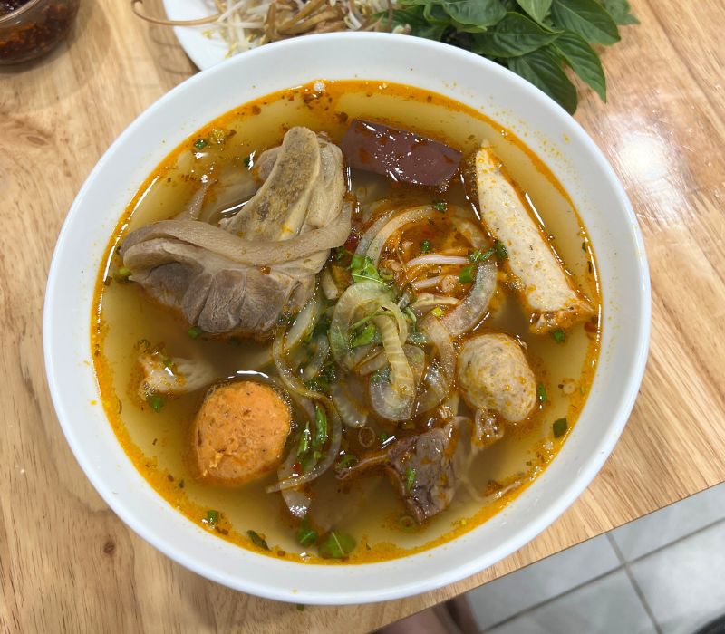 Hue beef noodle shops for the team love the ancient capital 4