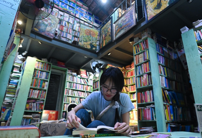 Explore the Rabbit bookstore: The oldest bookstore in Hanoi 16