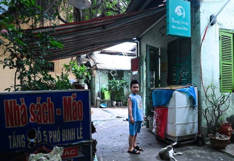 Explore the Rabbit bookstore: The oldest bookstore in Hanoi 2