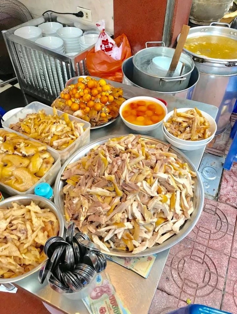 Experience the most expensive chicken noodle soup in the street is crowded with guests 2