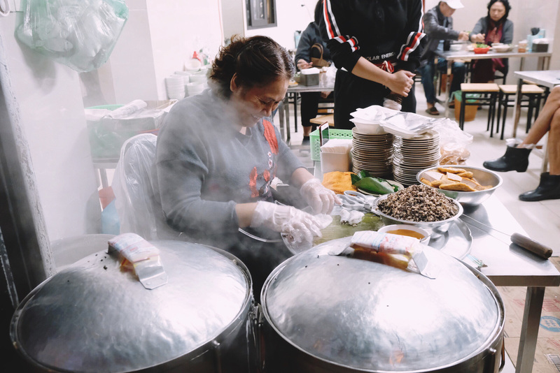 Ba Xuan rolls keep the traditional flavor of Hanoi 5