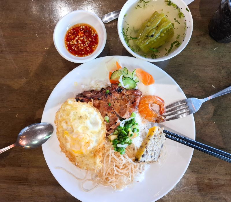 Top Da Nang broken rice shop with a strong southern flavor in the heart of the Han River City 5