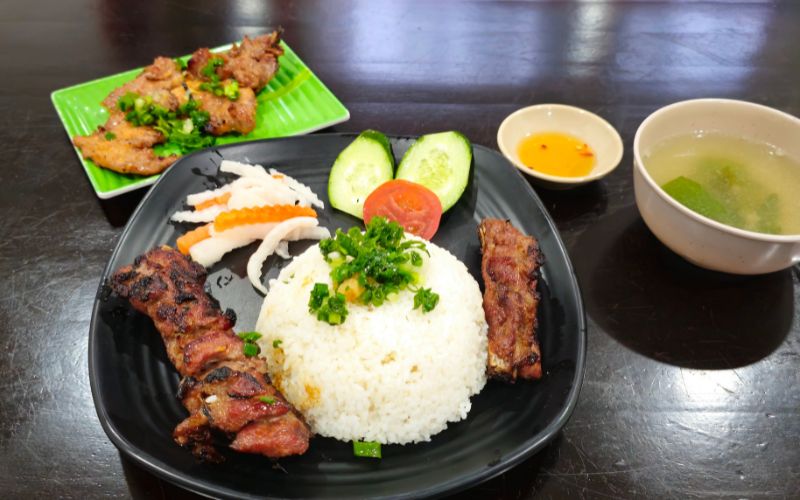 Top Da Nang broken rice shop with a strong southern flavor in the heart of the Han River City 7
