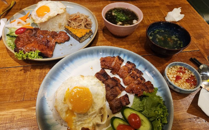 Top Da Nang broken rice shop with a strong southern flavor in the heart of the Han River City 8