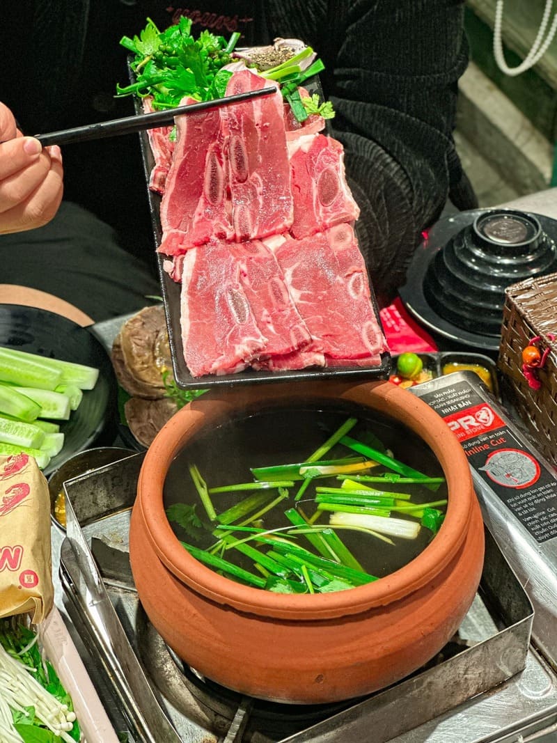 Tracing 13 delicious Hanoi hotpot shops near and far 3