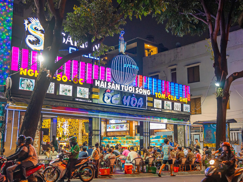 Top 9 famous night snail shops are loved by young people 5