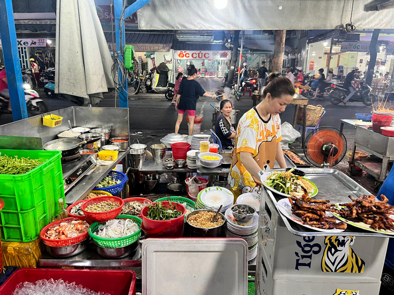 Top 9 famous night snail shops are popular with young people 10