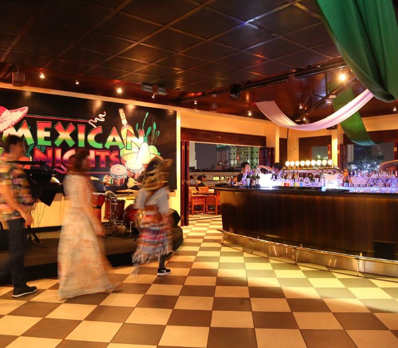 Saigon Saigon Rooftop Bar: The place to store the history of Saigon 3
