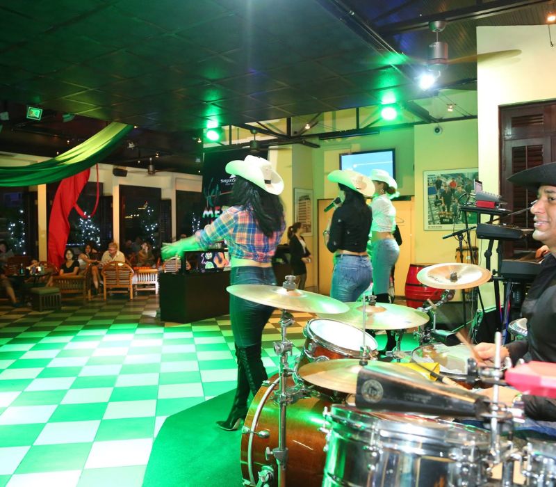 Saigon Saigon Rooftop Bar: The place to store the history of Saigon 8