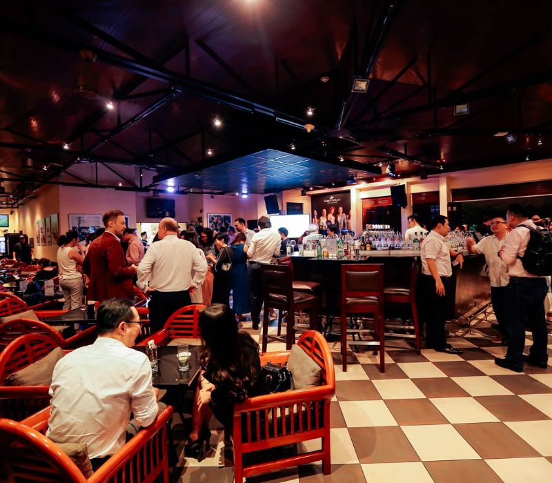Saigon Saigon Rooftop Bar: The place to store the history of Saigon 4