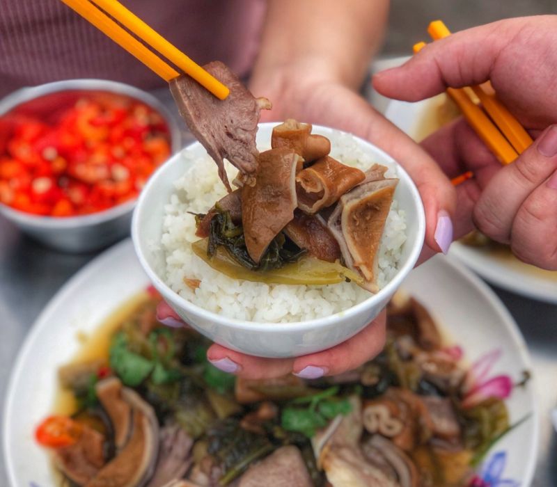 What is the special cuisine of the Chinese cuisine in District 5? 3