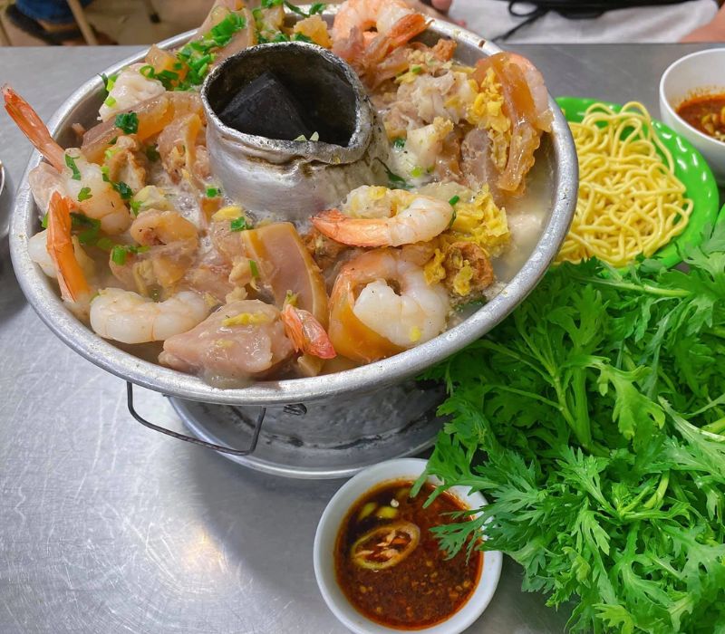 What is the special cuisine of the Chinese cuisine in District 5? 11