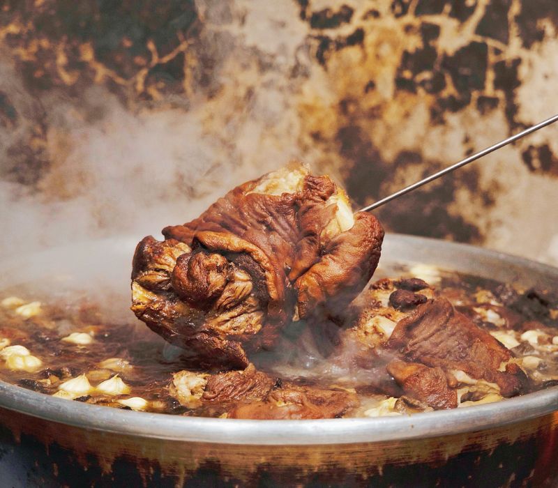 What is the special cuisine of the Chinese cuisine in District 5? 12