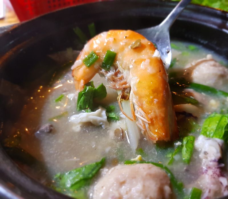 What is the special cuisine of the Chinese cuisine in District 5? 9