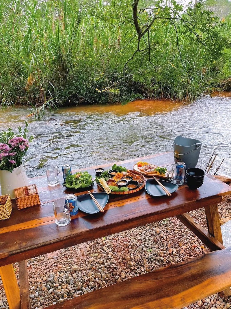 Visit the coffee shop next to the stream in nature 11