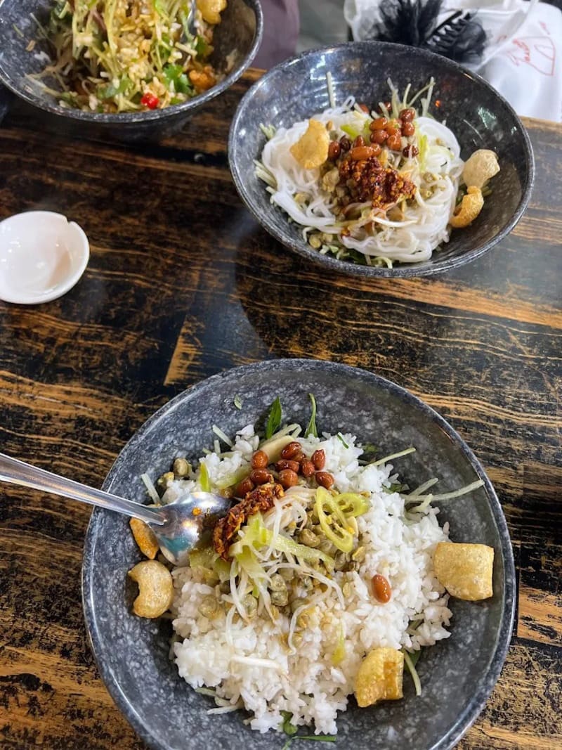 Top 10 delicious mussel rice shops in the heart of Saigon 5