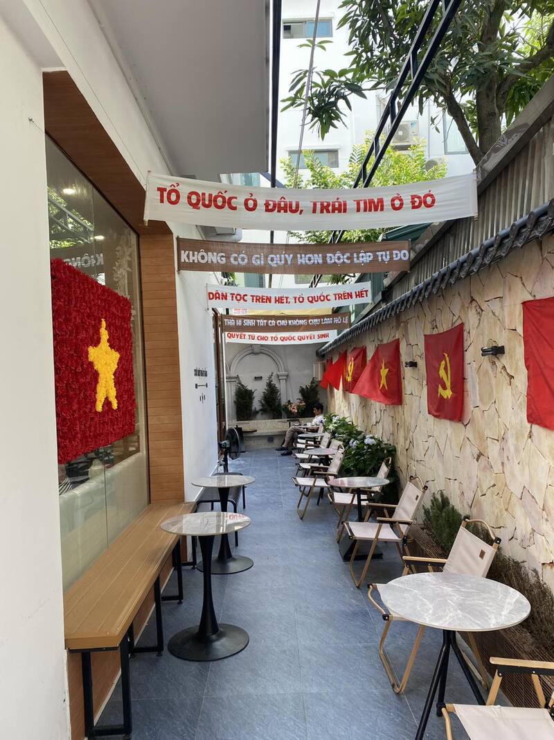 Check-in 8 Hanoi cafe brilliantly red flag with yellow stars on September 2 4