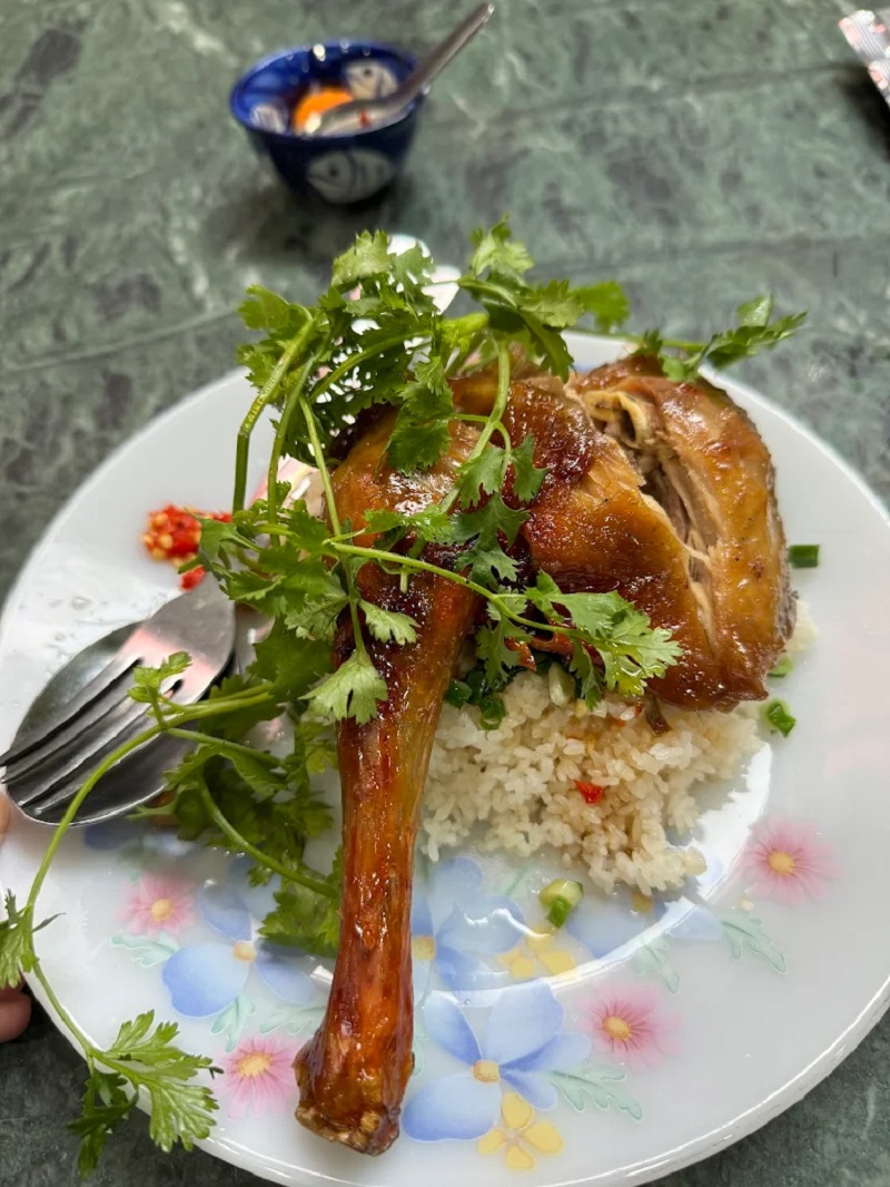 Nguyen Van Cu broken rice is expensive to cut into pieces in Saigon 7
