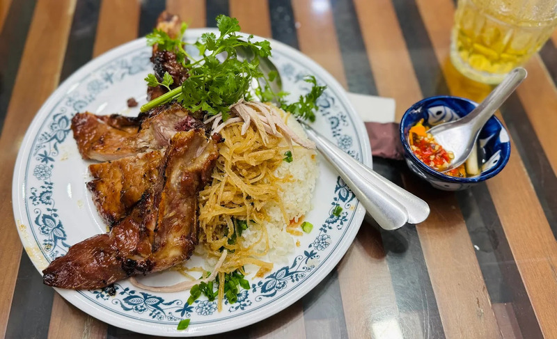 Nguyen Van Cu broken rice is expensive to cut into pieces in Saigon 9