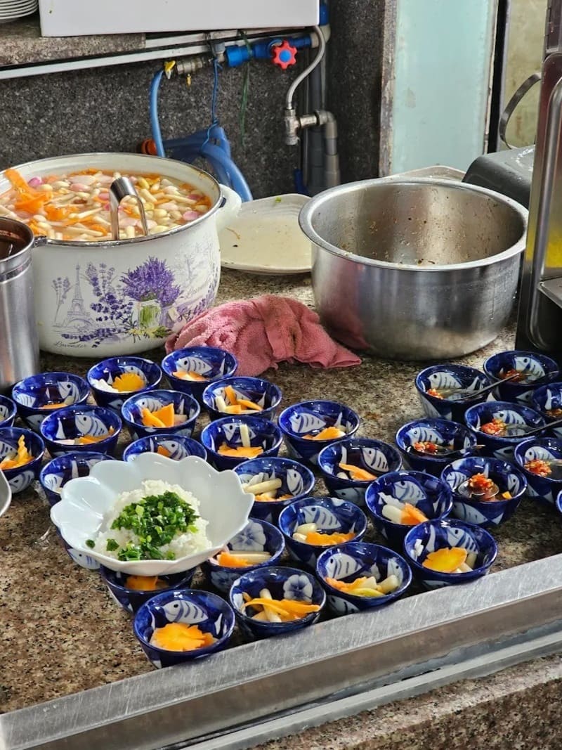 Nguyen Van Cu broken rice is expensive to cut into pieces in Saigon 11